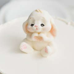 Фигурка из шоколадной глазури "Зайка с сердечком белый" 